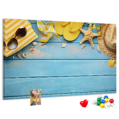 Prikbord met een zomerse strandscène en kleurrijke accessoires