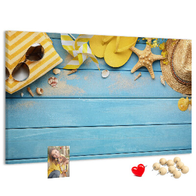 Prikbord met een zomerse strandscène en kleurrijke accessoires