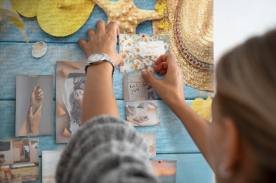 Prikbord met een zomerse strandscène en kleurrijke accessoires