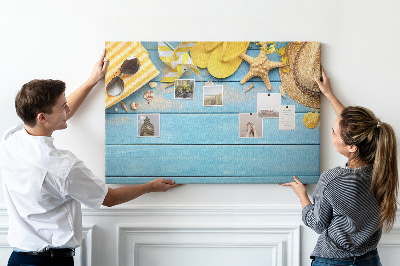 Prikbord met een zomerse strandscène en kleurrijke accessoires