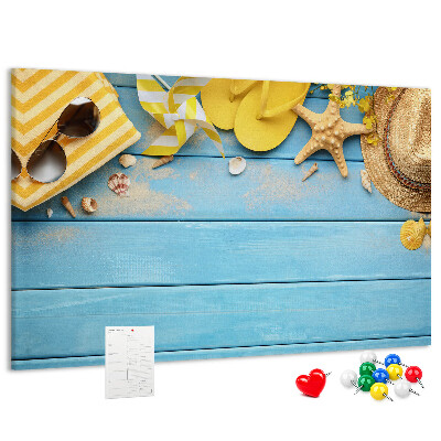 Prikbord met een zomerse strandscène en kleurrijke accessoires