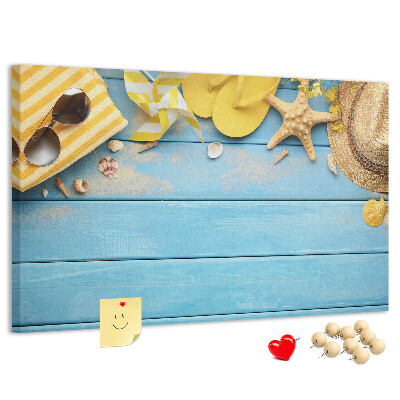 Prikbord met een zomerse strandscène en kleurrijke accessoires