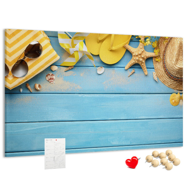 Prikbord met een zomerse strandscène en kleurrijke accessoires