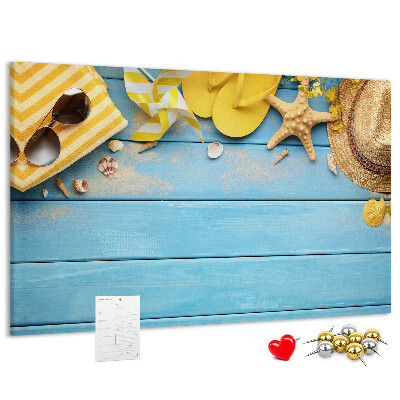 Prikbord met een zomerse strandscène en kleurrijke accessoires