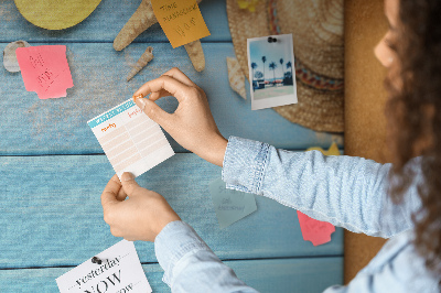 Prikbord met een zomerse strandscène en kleurrijke accessoires