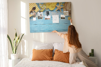 Prikbord met een zomerse strandscène en kleurrijke accessoires