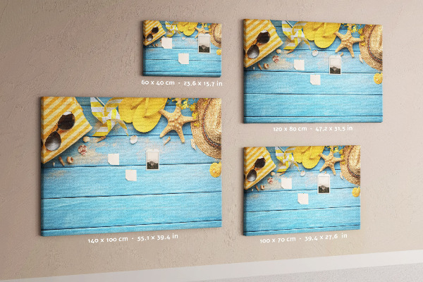 Prikbord met een zomerse strandscène en kleurrijke accessoires
