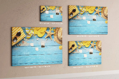 Prikbord met een zomerse strandscène en kleurrijke accessoires