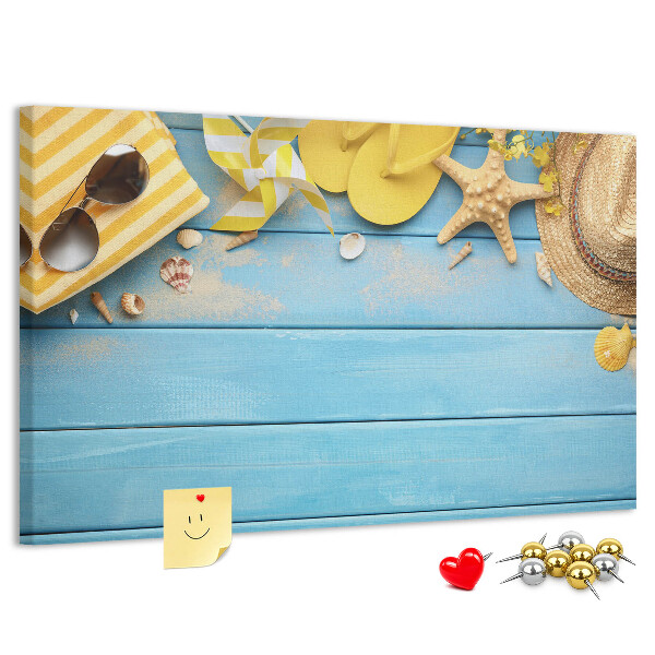 Prikbord met een zomerse strandscène en kleurrijke accessoires