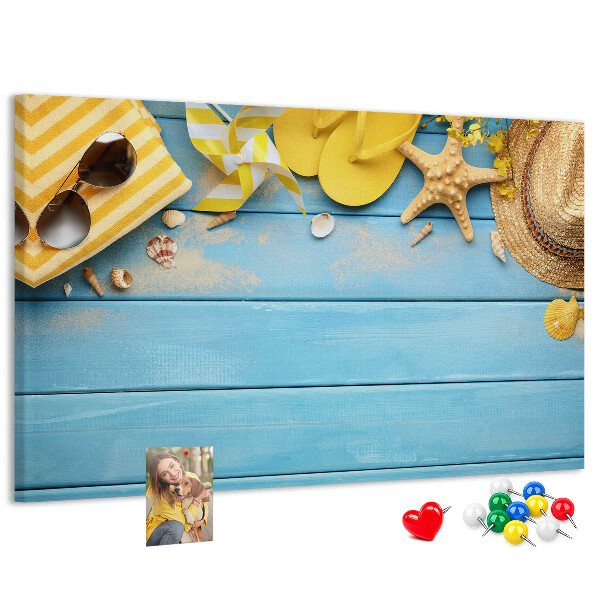 Prikbord met een zomerse strandscène en kleurrijke accessoires