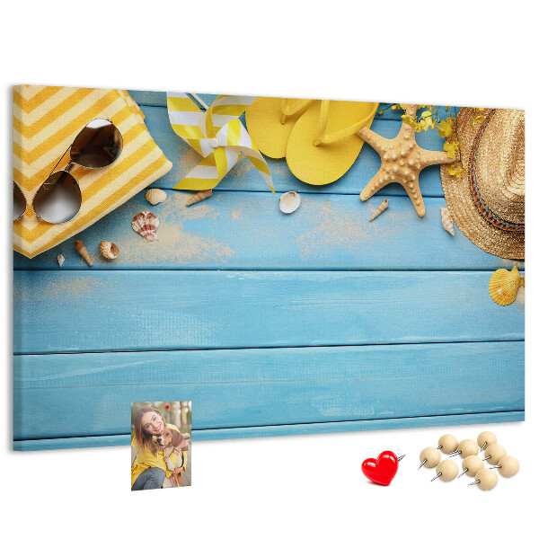 Prikbord met een zomerse strandscène en kleurrijke accessoires