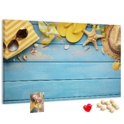 Prikbord met een zomerse strandscène en kleurrijke accessoires