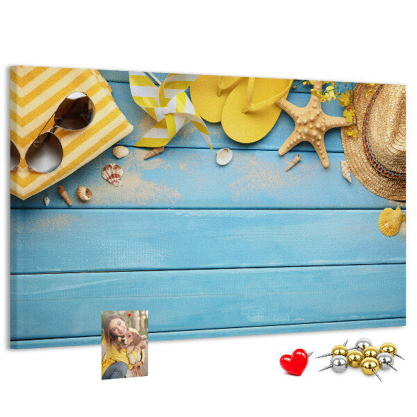 Prikbord met een zomerse strandscène en kleurrijke accessoires