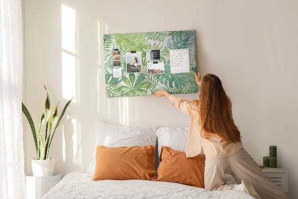 Kurken prikbord met aquarelprint van tropische groene bladeren