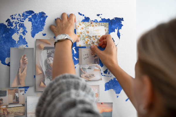 Prikbord wereldkaart in blauwe aquarel
