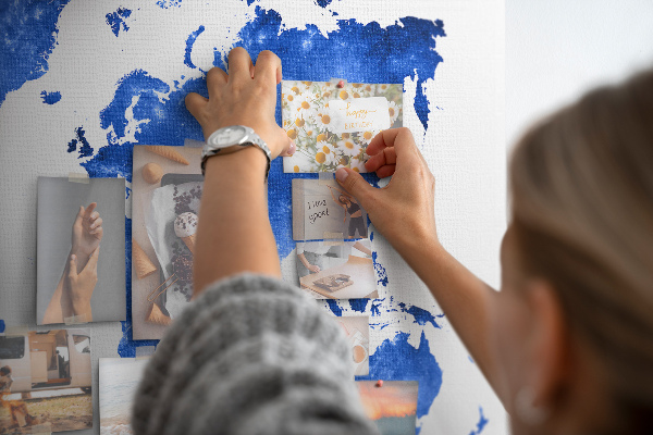 Prikbord wereldkaart in blauwe aquarel