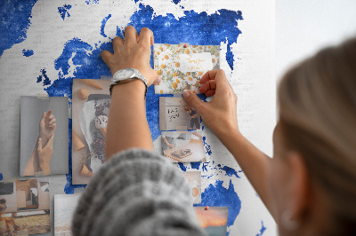 Prikbord wereldkaart in blauwe aquarel