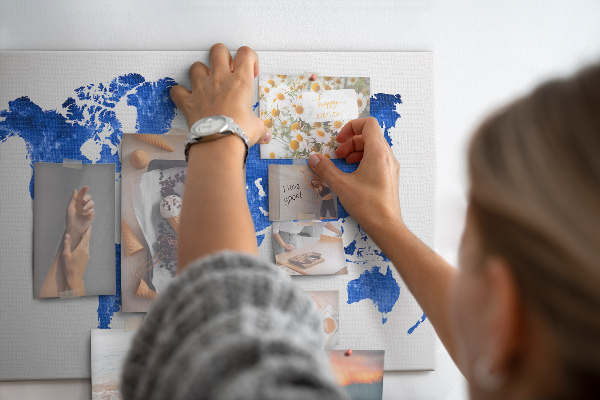 Prikbord wereldkaart in blauwe aquarel