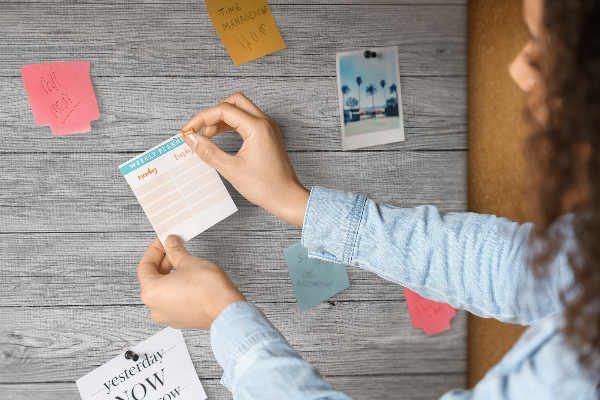 Kurkbord met een houtstructuur in grijstinten