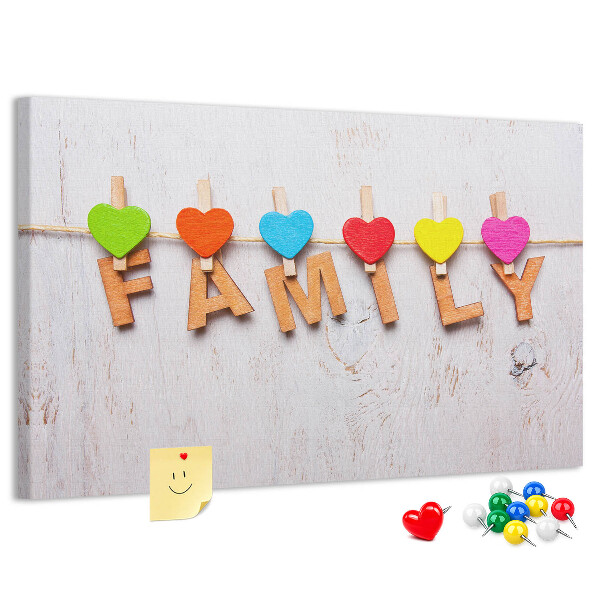 Prikbord familiehartjes op een houten achtergrond