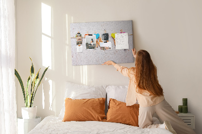 Prikbord familiehartjes op een houten achtergrond