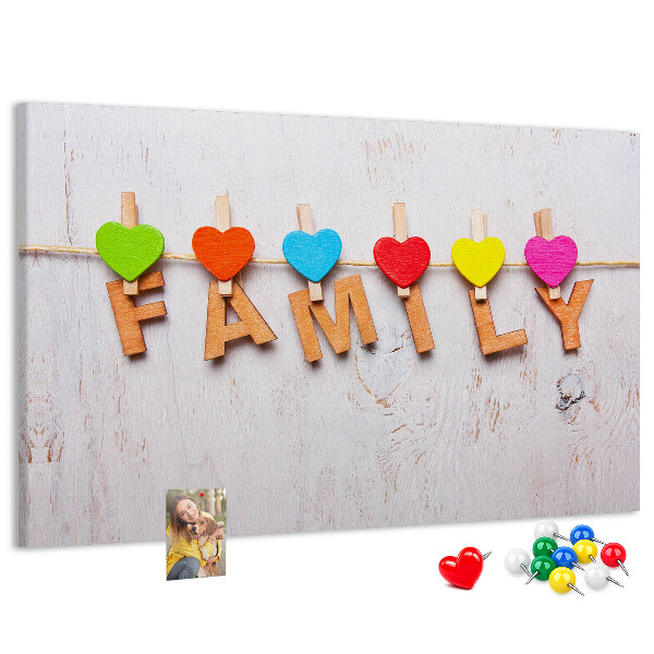Prikbord familiehartjes op een houten achtergrond
