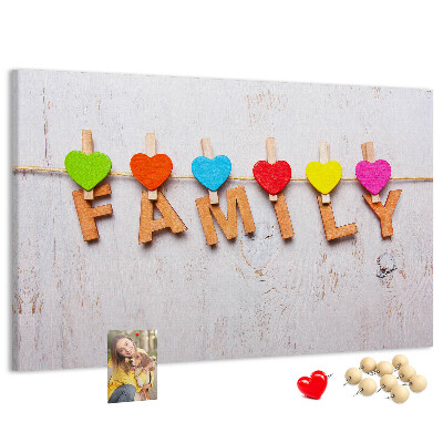 Prikbord familiehartjes op een houten achtergrond