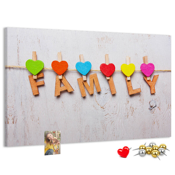 Prikbord familiehartjes op een houten achtergrond
