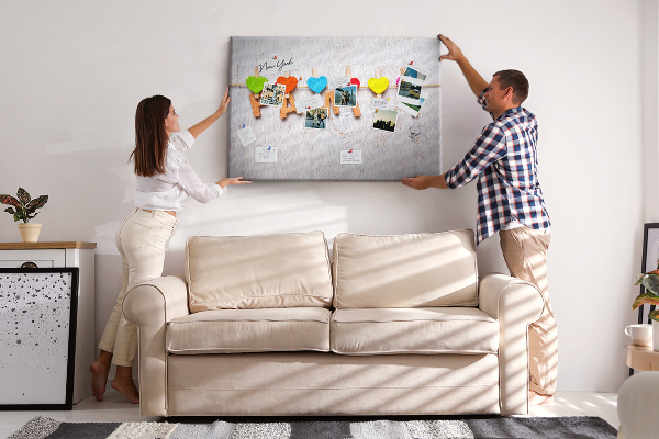 Prikbord familiehartjes op een houten achtergrond