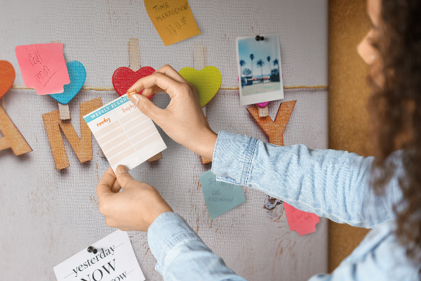 Prikbord familiehartjes op een houten achtergrond
