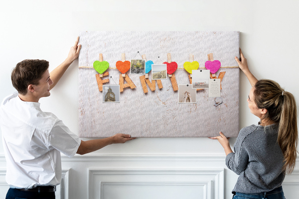 Prikbord familiehartjes op een houten achtergrond