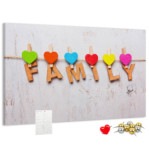 Prikbord familiehartjes op een houten achtergrond