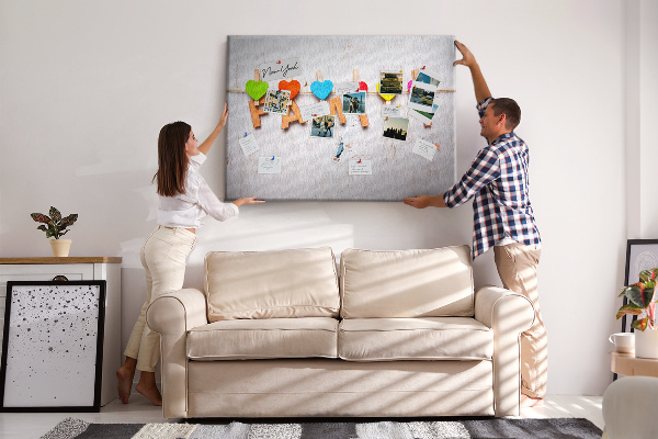Prikbord familiehartjes op een houten achtergrond