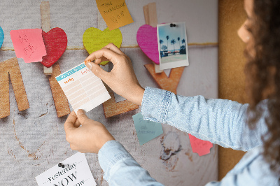 Prikbord familiehartjes op een houten achtergrond