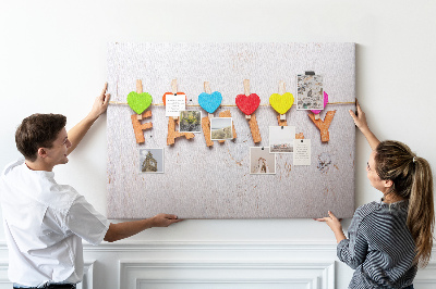 Prikbord familiehartjes op een houten achtergrond