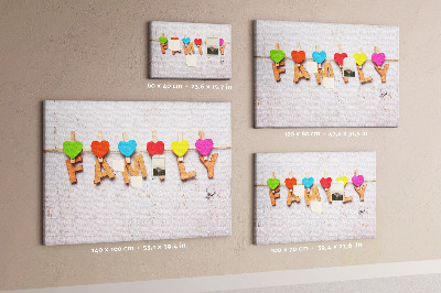 Prikbord familiehartjes op een houten achtergrond