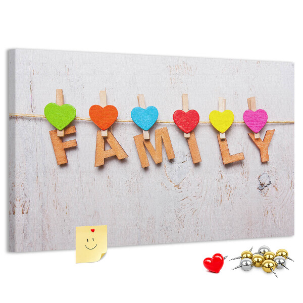 Prikbord familiehartjes op een houten achtergrond