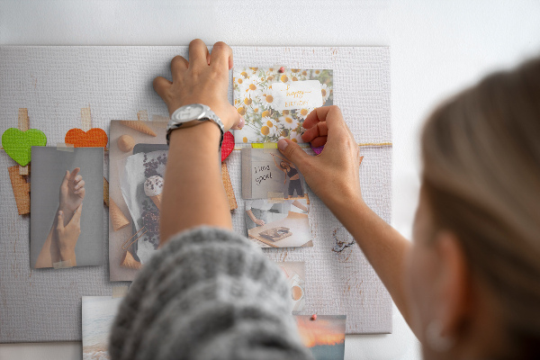 Prikbord familiehartjes op een houten achtergrond
