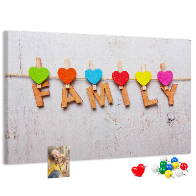 Prikbord familiehartjes op een houten achtergrond