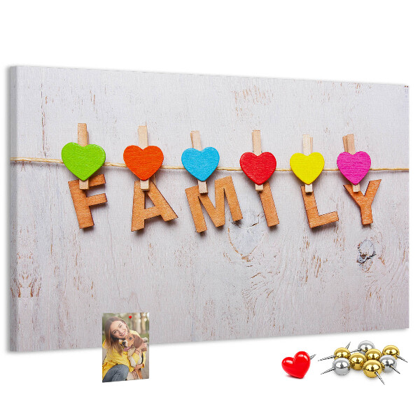 Prikbord familiehartjes op een houten achtergrond