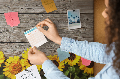 Kurkbord met een afbeelding van zonnebloemen op een achtergrond van houten planken