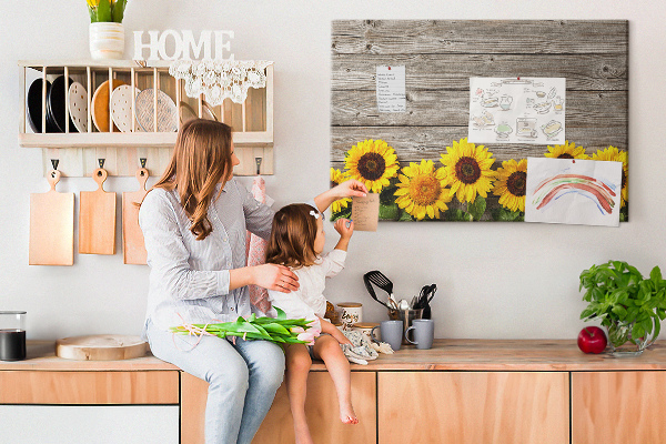 Kurkbord met een afbeelding van zonnebloemen op een achtergrond van houten planken