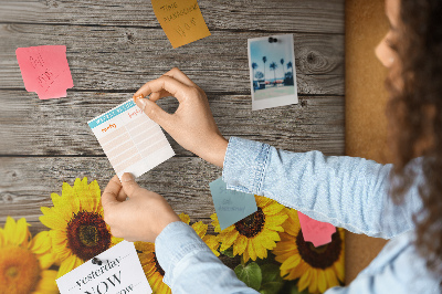 Kurkbord met een afbeelding van zonnebloemen op een achtergrond van houten planken