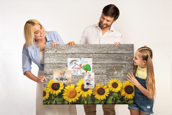 Kurkbord met een afbeelding van zonnebloemen op een achtergrond van houten planken