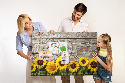 Kurkbord met een afbeelding van zonnebloemen op een achtergrond van houten planken