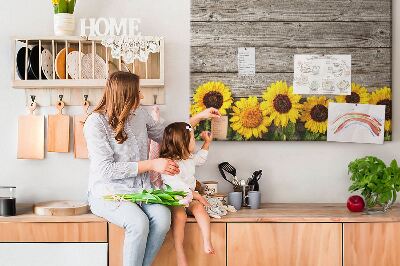 Kurkbord met een afbeelding van zonnebloemen op een achtergrond van houten planken