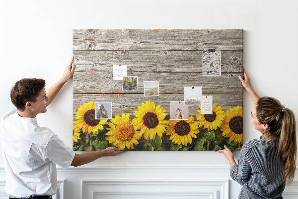 Kurkbord met een afbeelding van zonnebloemen op een achtergrond van houten planken