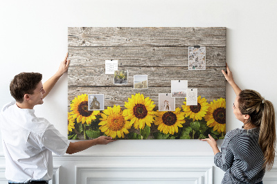 Kurkbord met een afbeelding van zonnebloemen op een achtergrond van houten planken