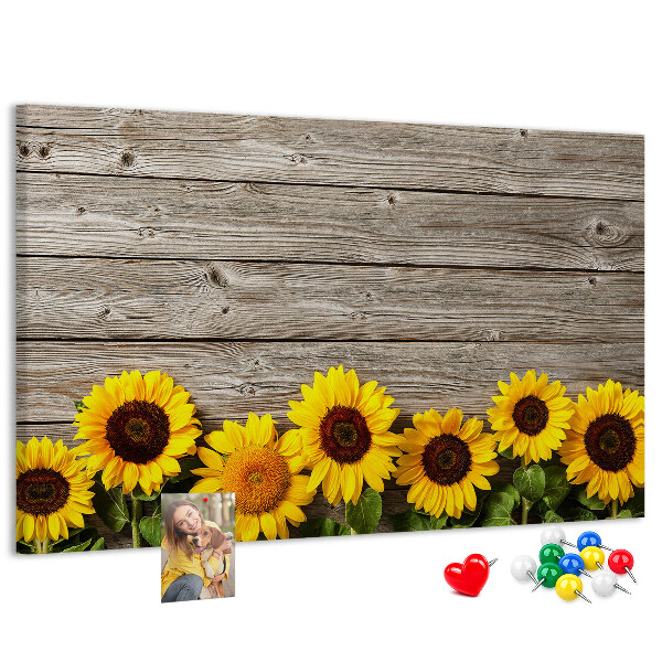 Kurkbord met een afbeelding van zonnebloemen op een achtergrond van houten planken