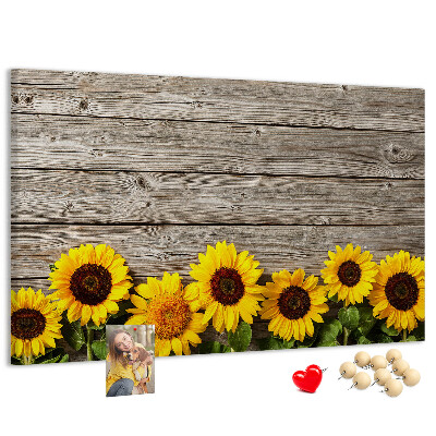 Kurkbord met een afbeelding van zonnebloemen op een achtergrond van houten planken